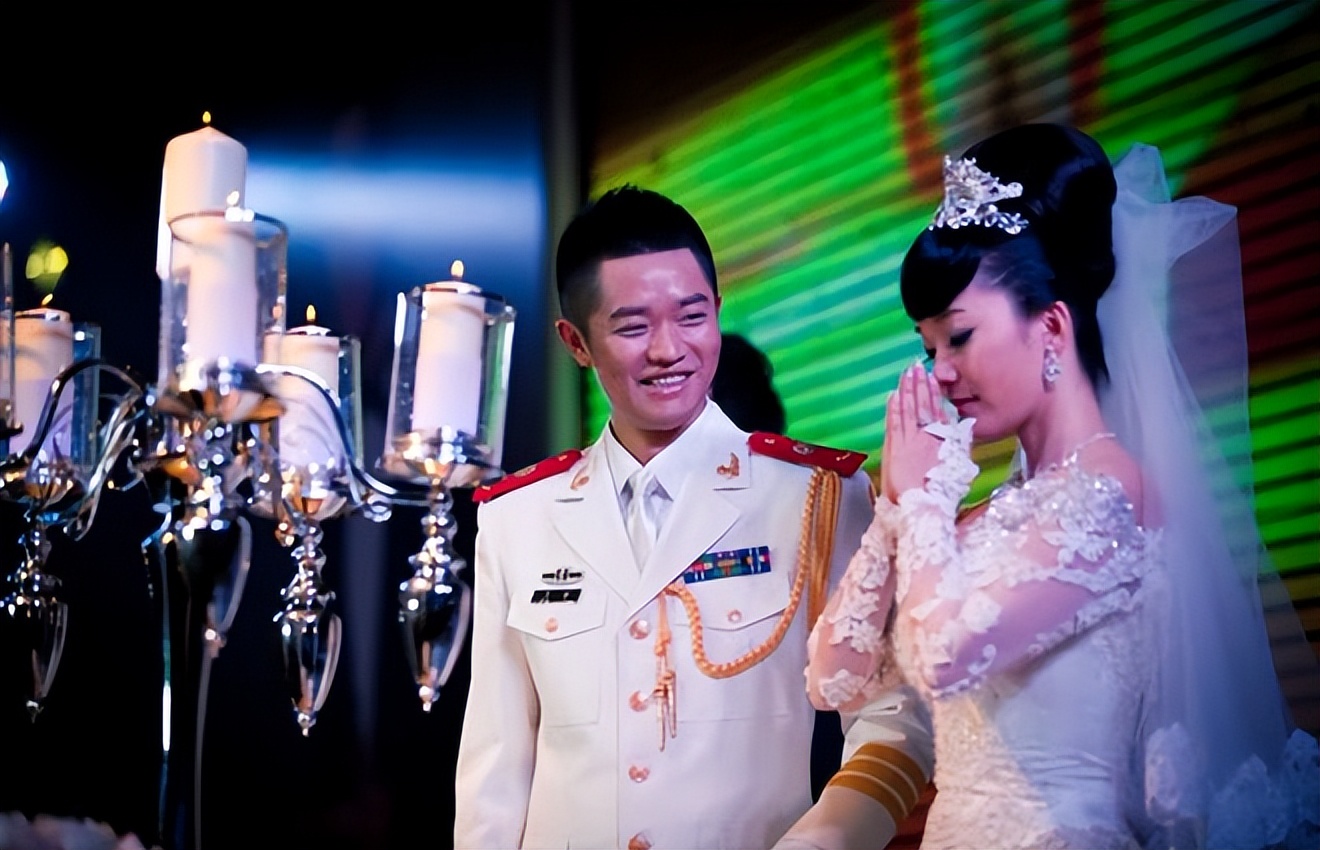 演艺圈5对“莫逆之交”，互当“损友”19年，拍结婚照也带在身边