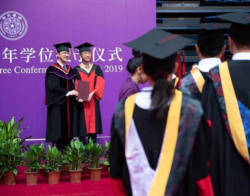 研究生迎来“新调整”，多所高校学费上涨，吓退不少寒门学子