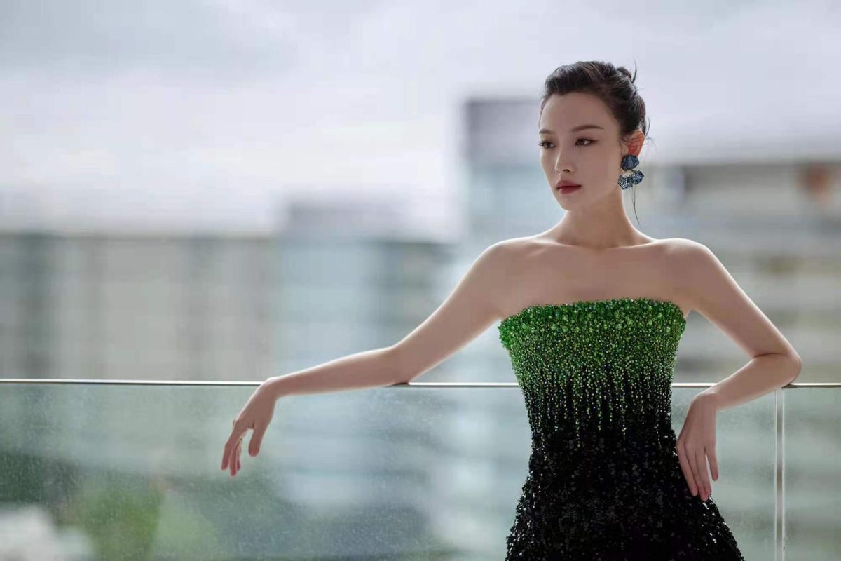 中国风就是最牛的！张小斐穿云锦高定靠文化底蕴美过倪妮，成赢家