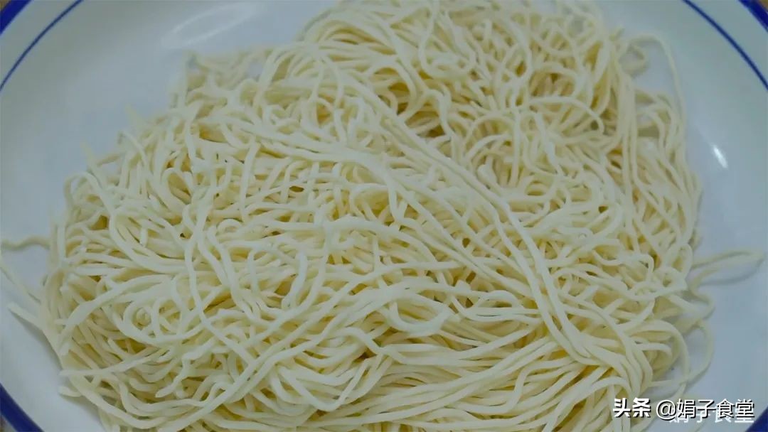 面条别水煮，放锅里简单一蒸，筋道、爽滑、入味，一次3碗吃不够