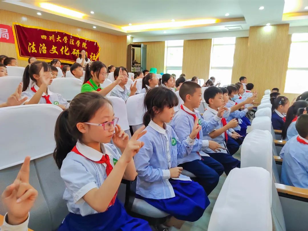 手语普法达人高一老师带队走进双华小学开展“红心普法”活动