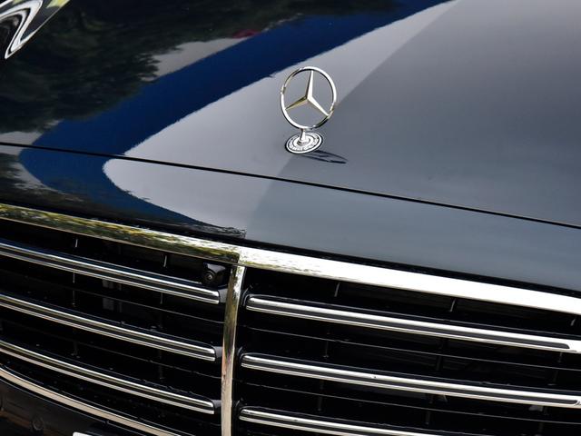 奔驰的车标目前分为"大标"和"立标"两种,"立标"是指奔驰设计在奔驰