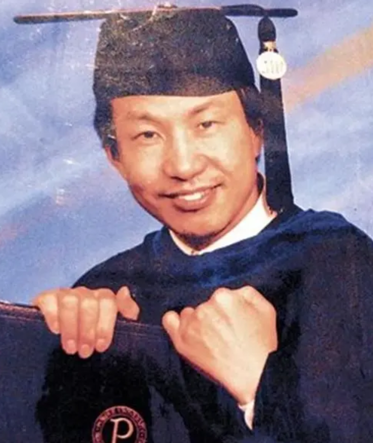 清华天之骄子移民北美，靠刷油漆悲惨过活，44岁跳桥惨烈自尽始末