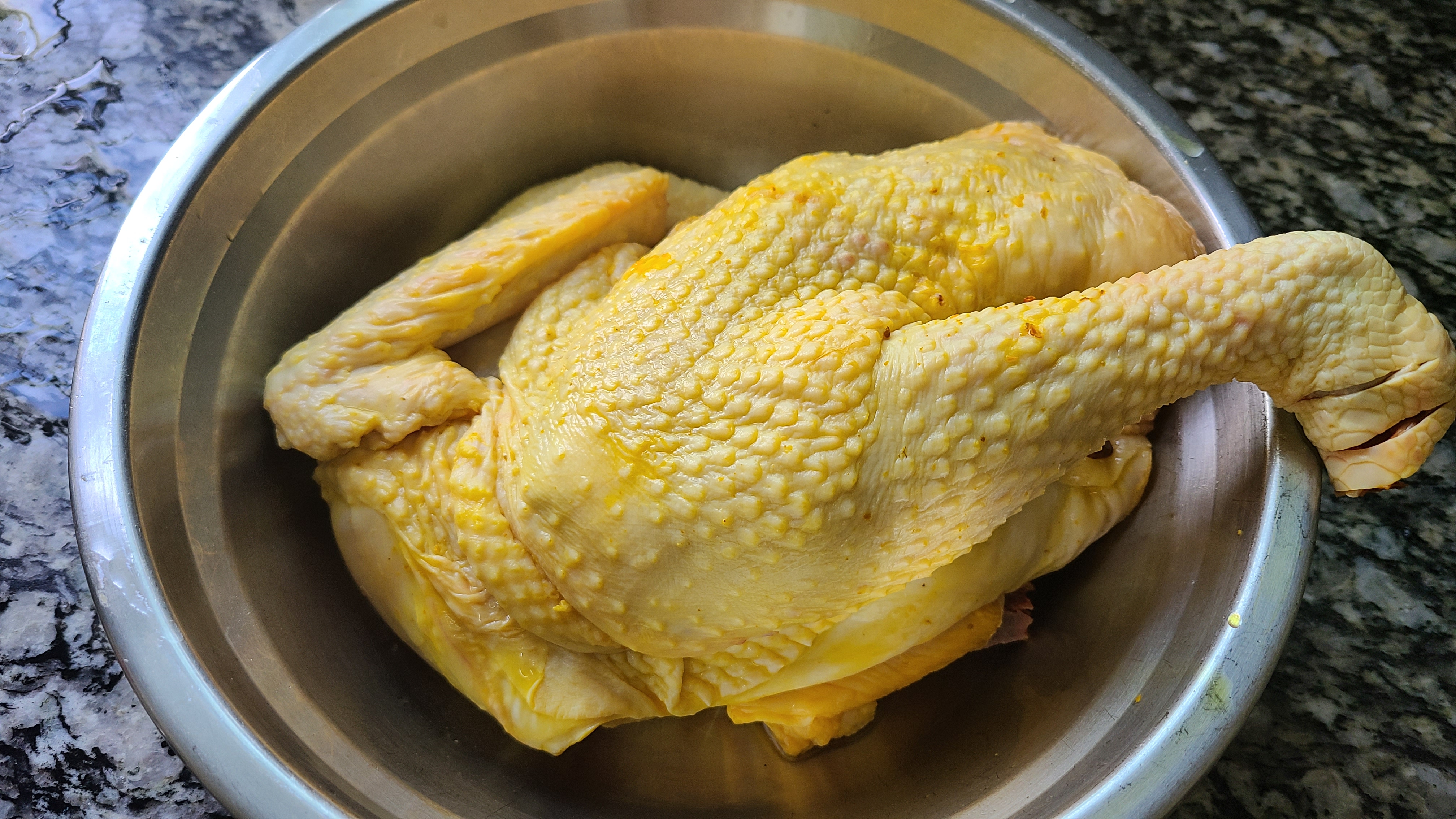 咸香鸡是广东出了名的美食，嫩滑好吃香味浓，老厨师教你