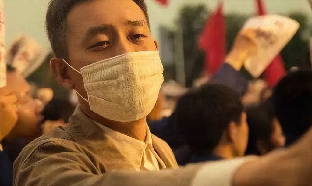 全员零片酬，黄渤无替身爬22米旗杆，《我和我的祖国》幕后故事