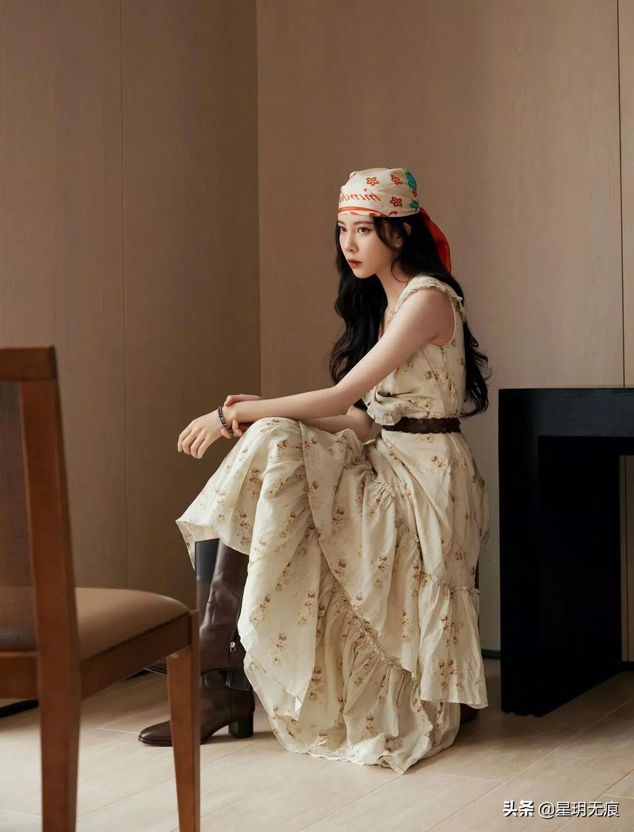 张一山前女友一身碎花长裙尽显复古风味，爵士的酷范儿表现力满分