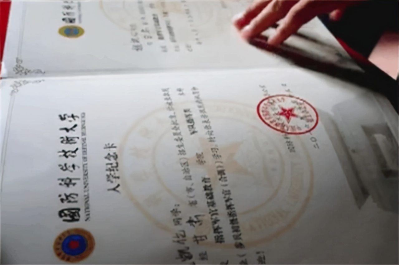 5年过去了，当年在工地上收到大学通知书的搬砖男孩，当上了军官