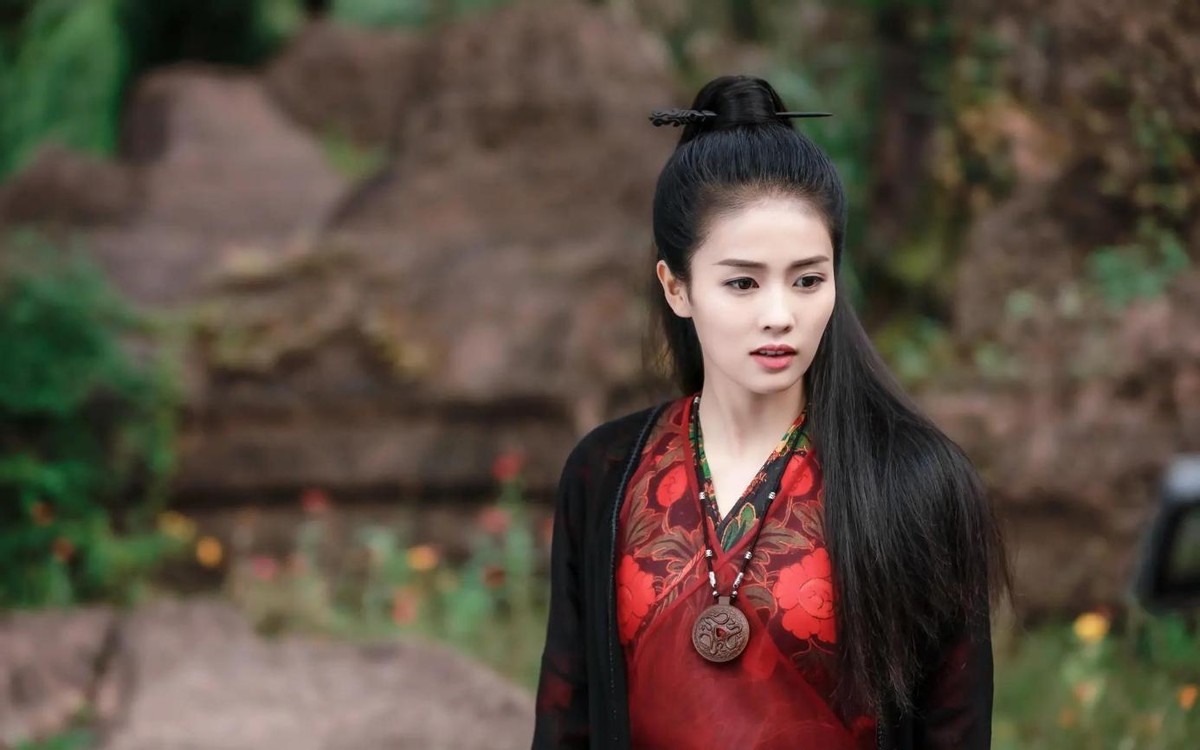 同样是“红衣造型”，杨幂娇俏像少女，赵丽颖霸气十足