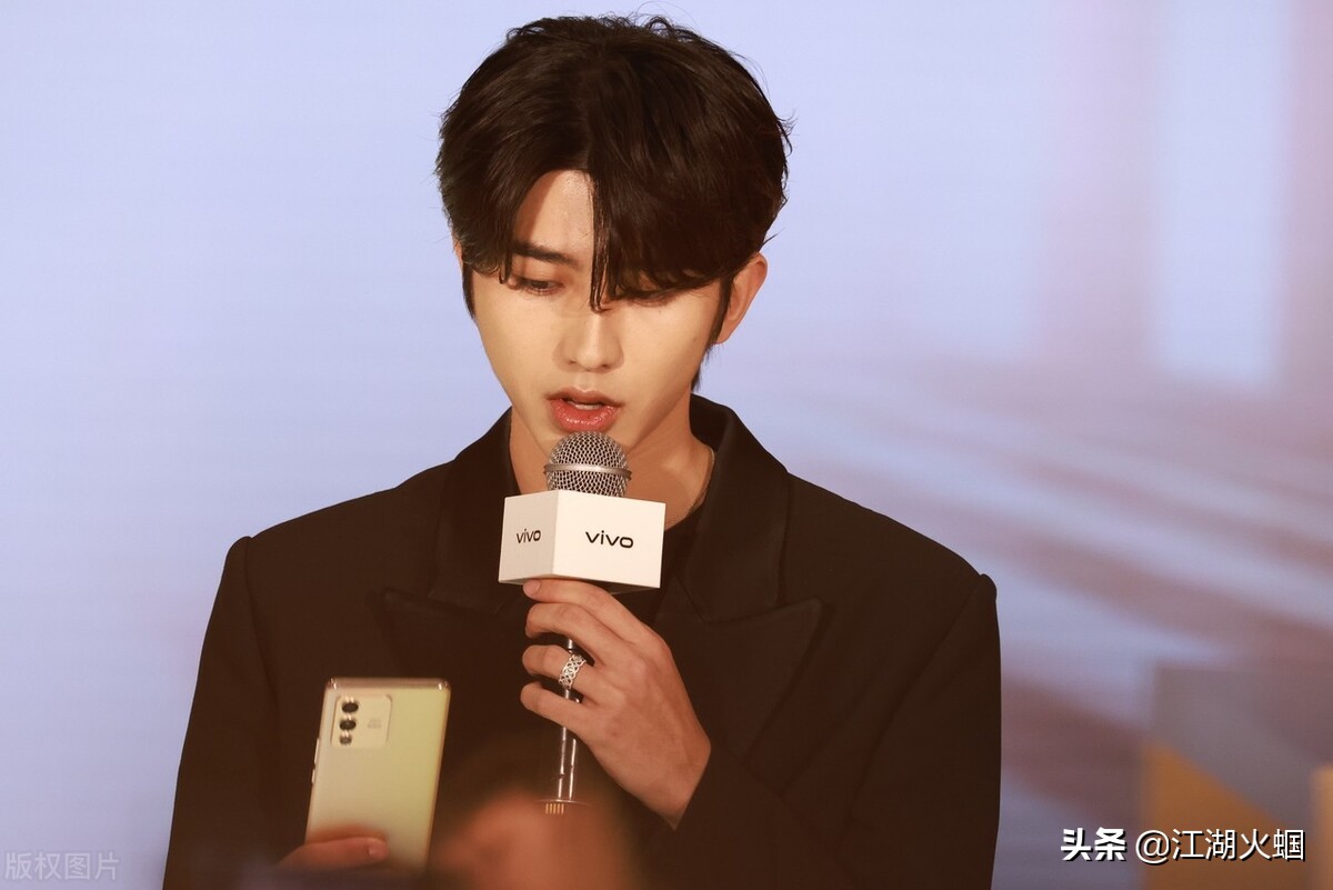 小八卦:蔡徐坤 杨超越 罗云熙 沈月 王凯 杨迪 白鹿 黄明昊 金晨