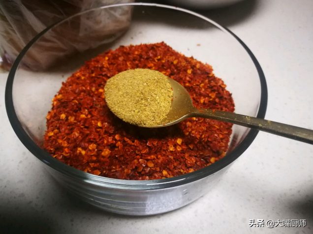 做油泼辣子，别再直接泼热油，教你正确做法，又红又亮，又香又辣