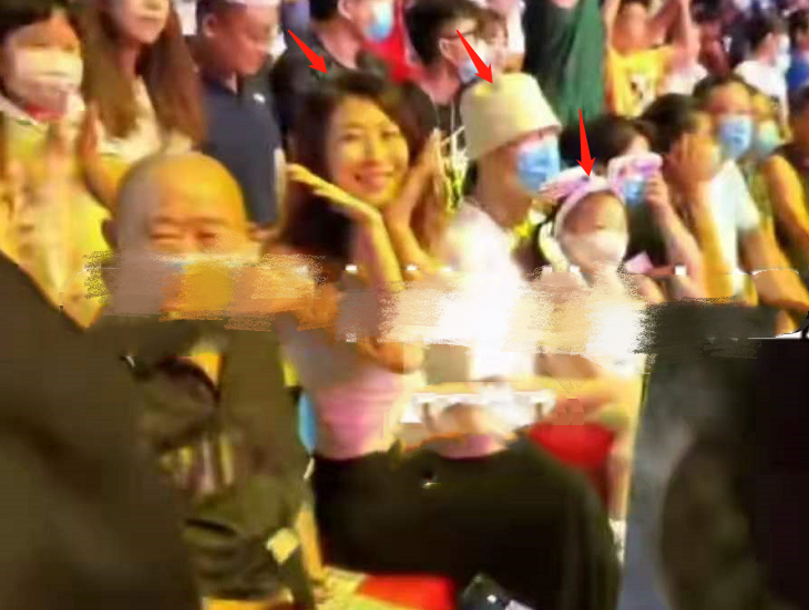 51岁孙红雷带娃外出！怀抱4岁半女儿好宠溺，孩子继承母亲高颜值