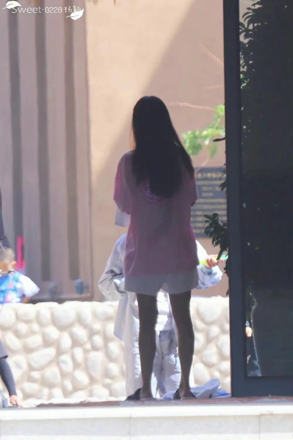 综艺《奔跑吧》直播截图中的baby小姐姐和新疆路透哦