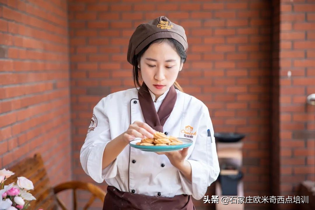为低学历女生打开一扇门，西点烘焙再合适不过了