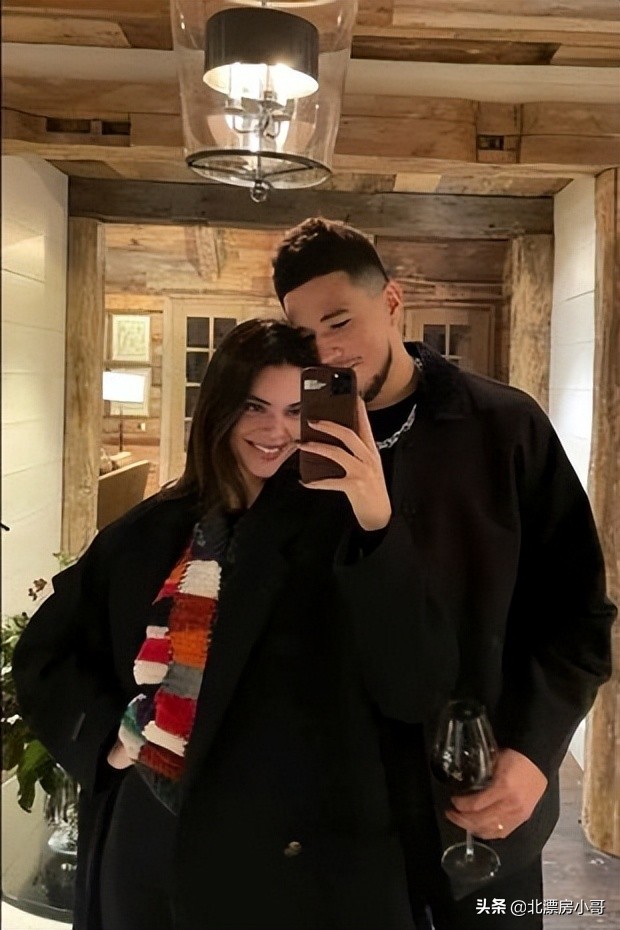 26岁的肯德尔与德文分手后只戴棒球帽晒日光浴，网友：分手了？