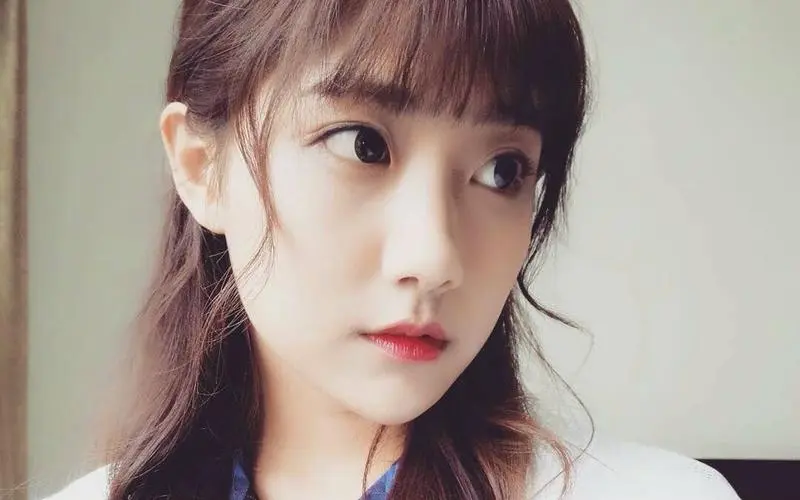 李艺彤清新甜蜜，灵动又亲切，明艳不可方物，尽显少女活力