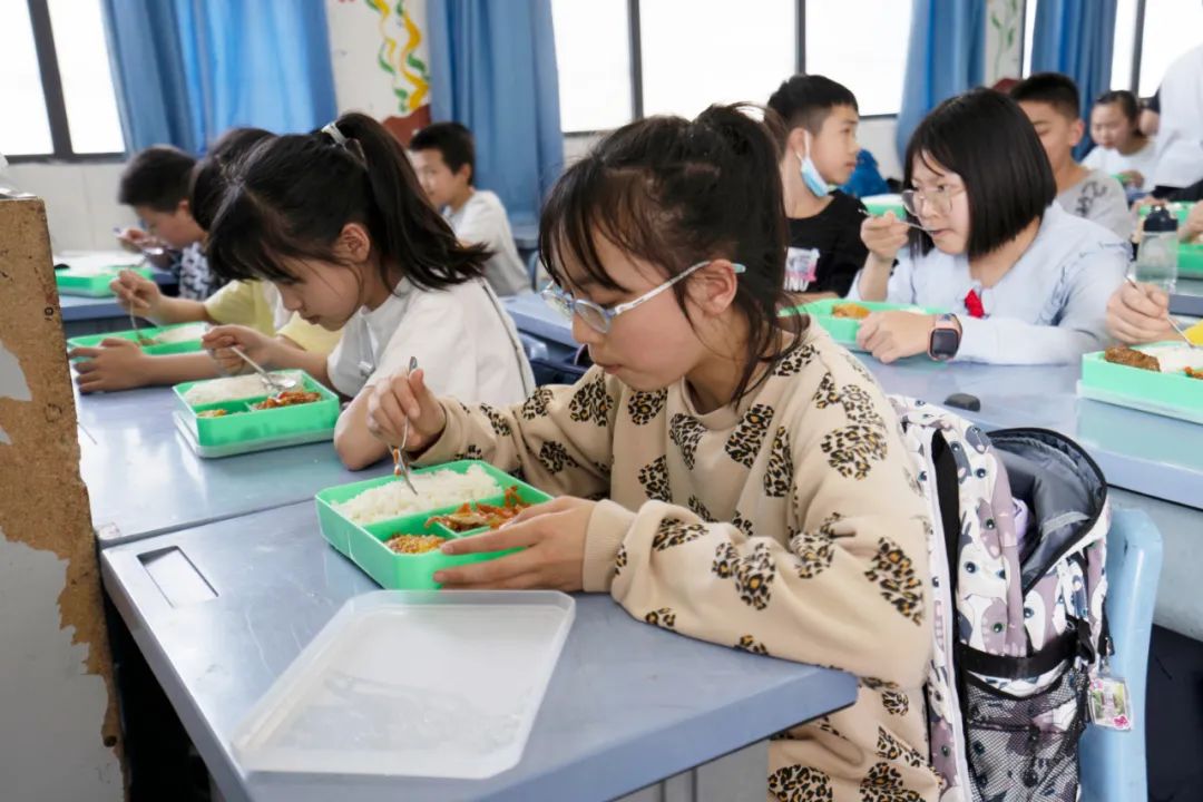 暖心又暖胃！翠屏区城区校园“营养午餐”为学生“舌尖” 护航