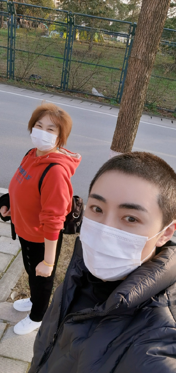 新倩女幽魂刚开拍的时候，著名导演叶伟信找到余少群，一针见血地告诉他宁采臣这