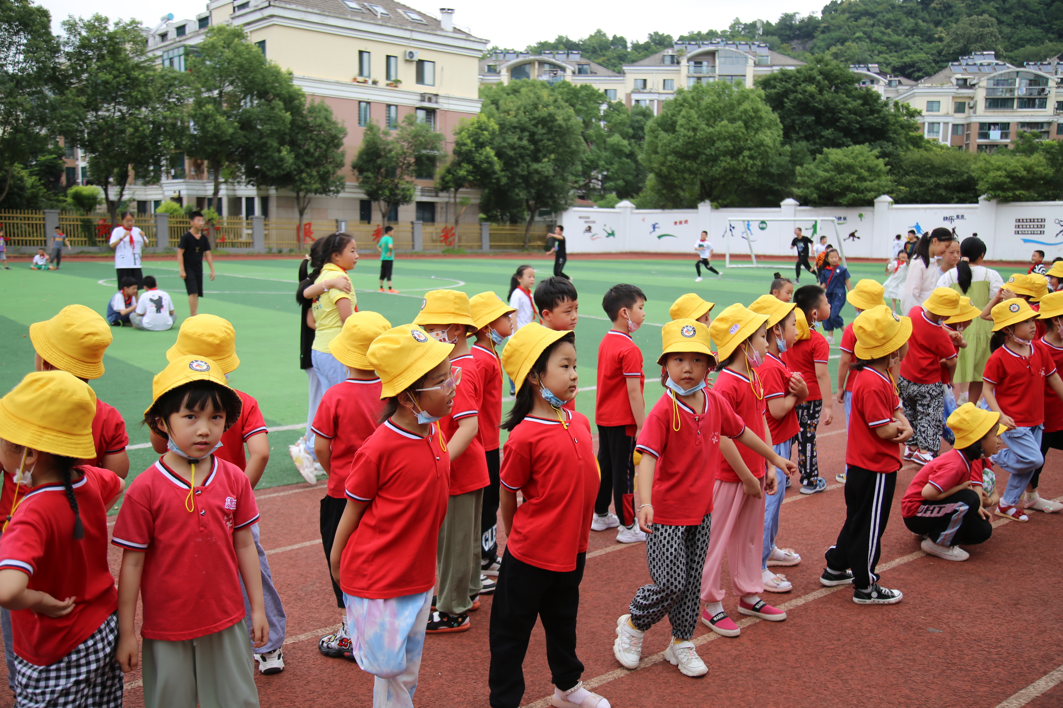 幼儿园孩子进东方红小学 体验小学生活