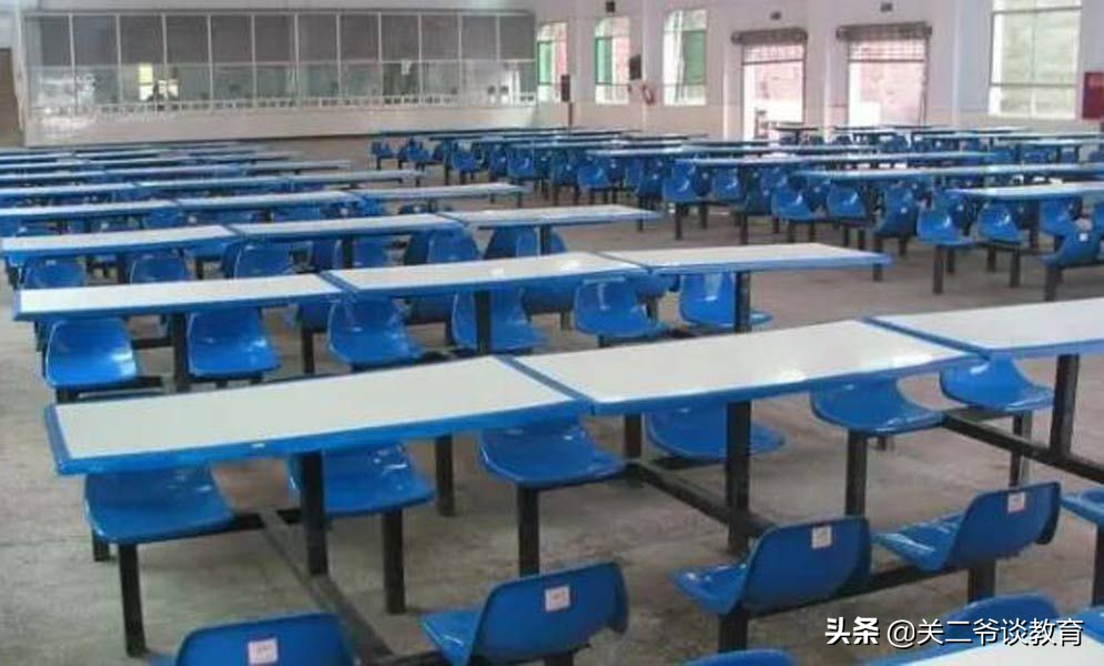 广州：学生食堂现老鼠淡定抹嘴：老鼠已经实现梦想，而你却像咸鱼