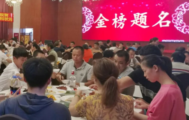 三百多分适合报那些学校（农村学生300分考上大专）