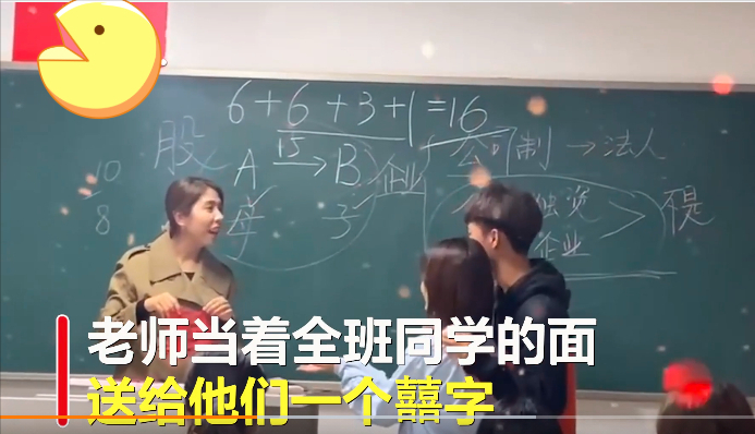 大学和男朋友在校园（大学课堂男生陪女朋友上课）