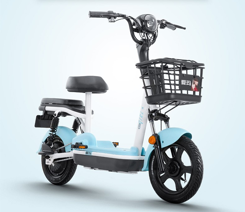 雅迪,爱玛2款新电动车,不要驾照,价格一千多,能跑60~100公里