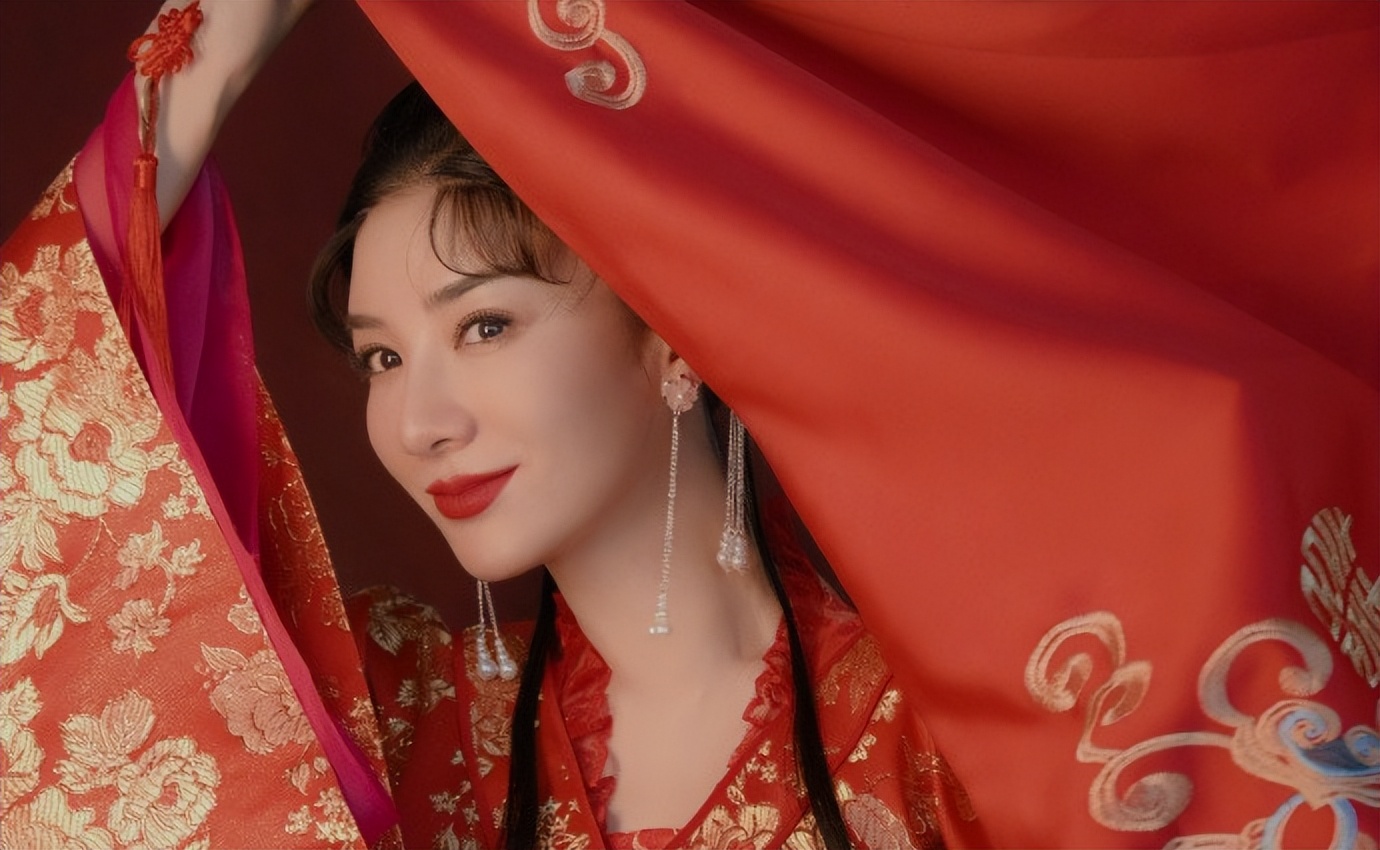 “乘風破浪”黃奕：被兩任前夫接連傷害，如今與"五阿哥"深夜發糖
