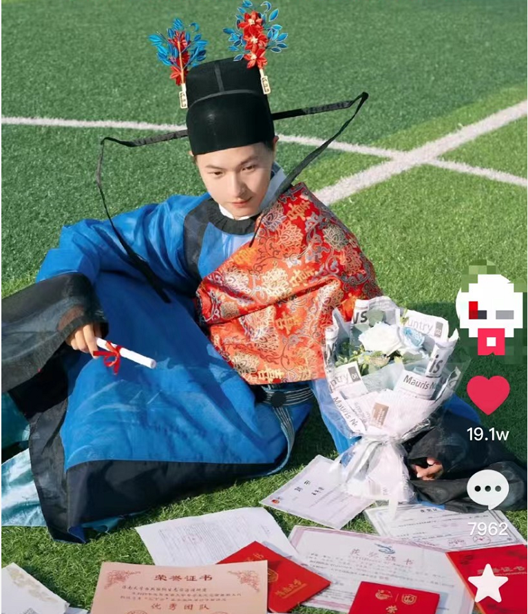 高校男生拒绝博士帽，改穿“进士服”拍毕业照，这身行头不简单啊