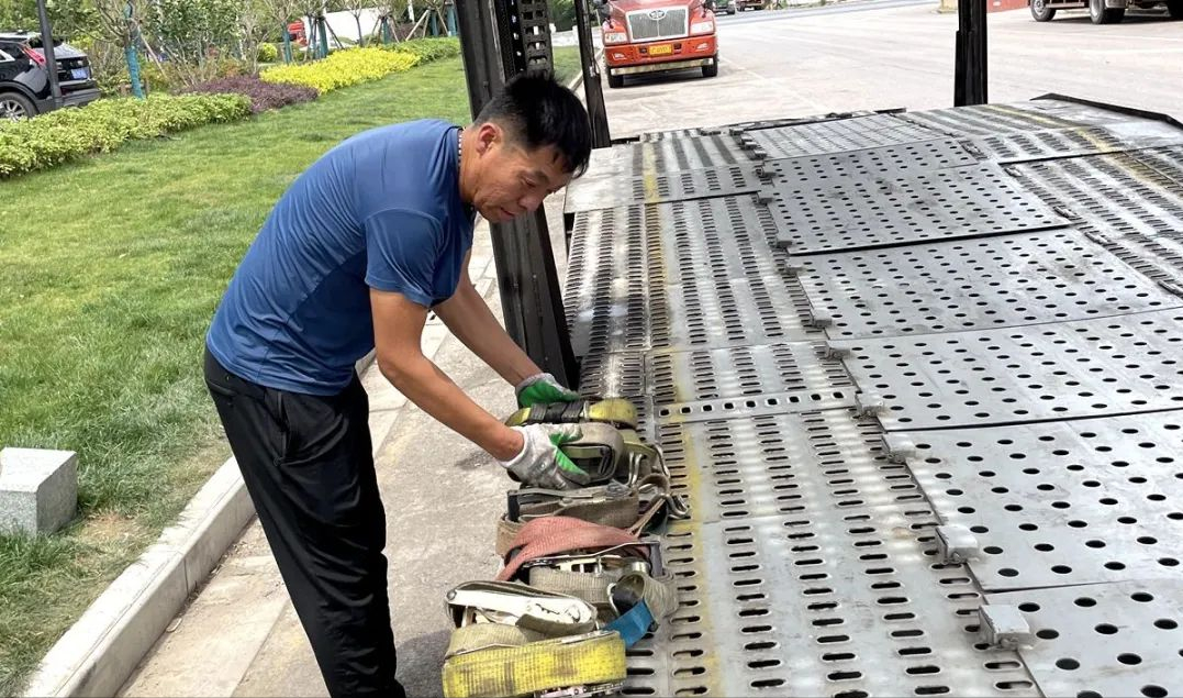 老司机生生活(“90年代开卡车，运费哗哗从卧铺往下掉”：30年老司机的跑车生活)