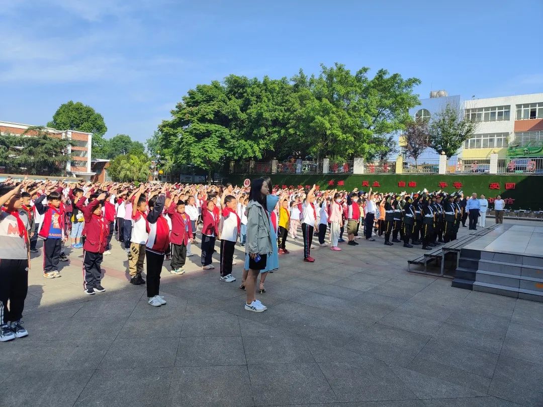 温馨五月天，感恩母亲节｜——合江小学举行第十二周主题升旗仪式
