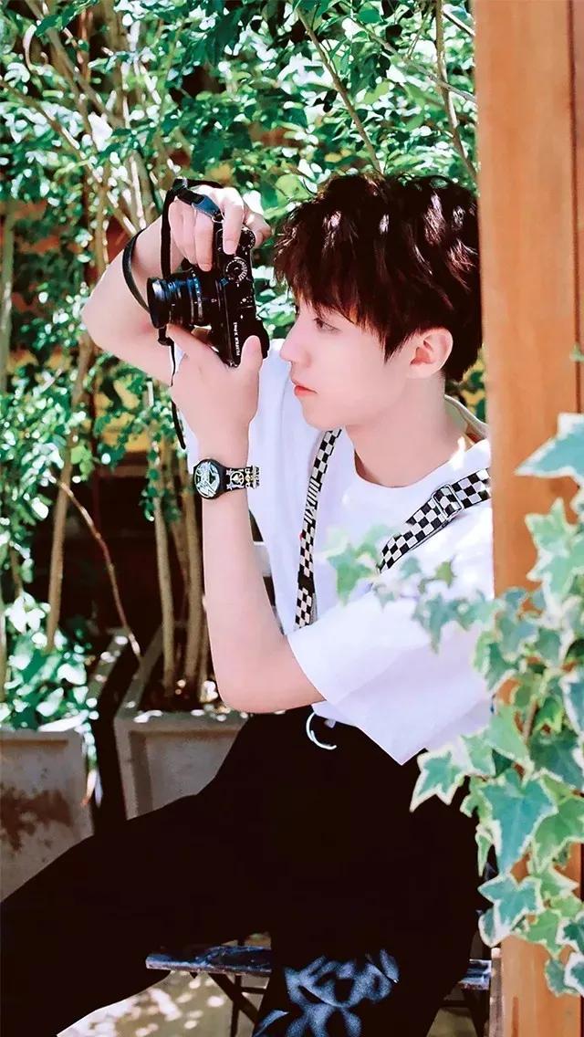 王俊凯易烊千玺王源高清壁纸，哪张壁纸最好看呢