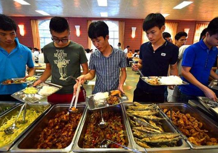 大学生每月多少生活费合适？40万份调查结果，让无数家长感觉被坑