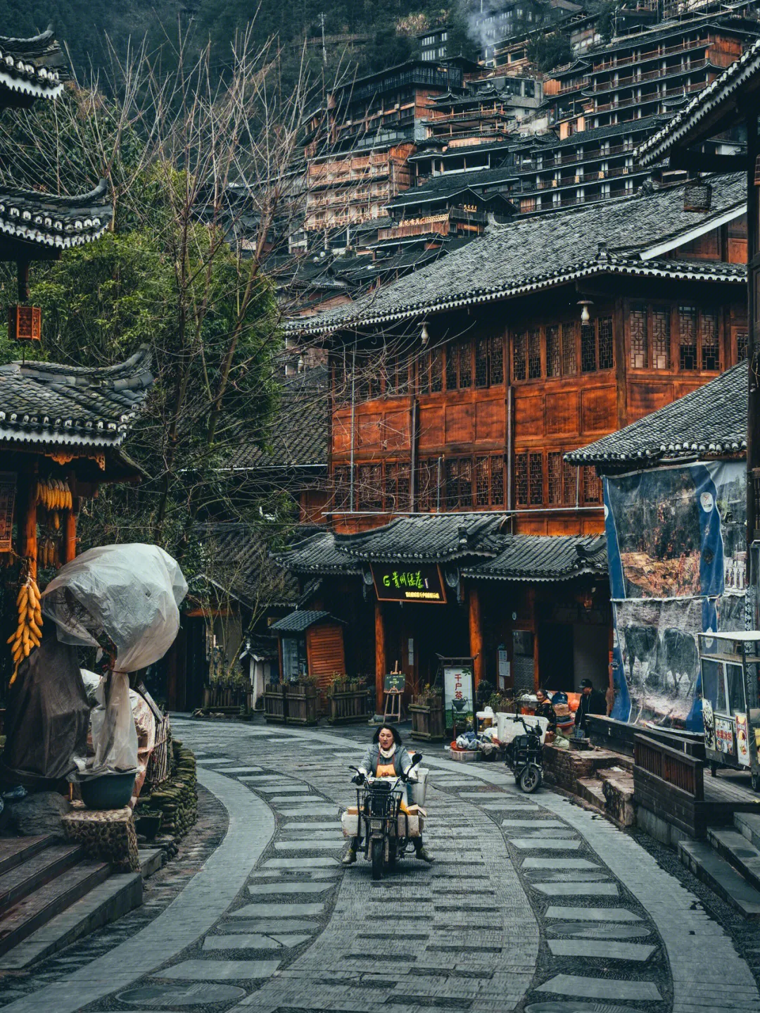 西江千户苗寨最佳旅行时间(收藏100个旅行地|西江千户苗寨，人间烟火气)