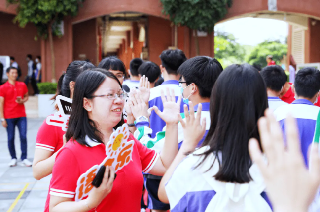 为啥高考当天不建议穿校服？资深班主任给出答案，原来大有学问