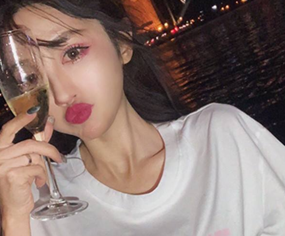 重庆某高校多名女生醉酒，躺在地上形象全无，网友指责其伤风败俗