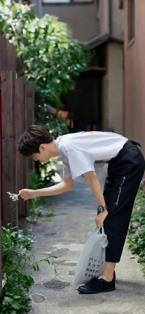 王俊凯易烊千玺王源高清壁纸，哪张壁纸最好看呢