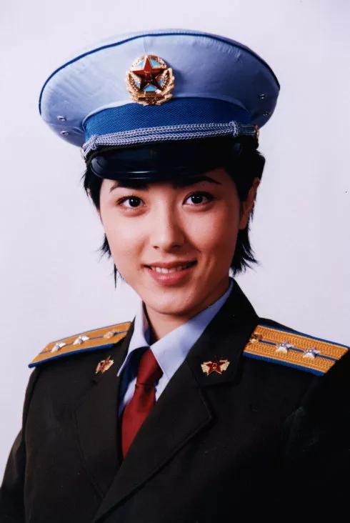 24明星军装女神美照，气质唯美，自信从容，美丽大方