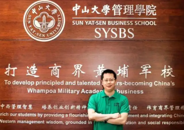 两所985大学“共享”一个校长，2022届毕业生调侃：毕业证像假的