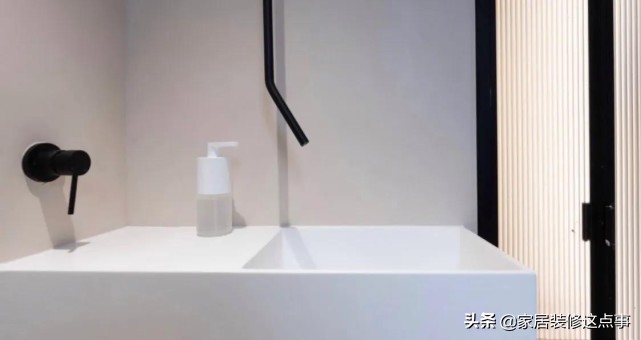 52㎡上海姑娘的家，厨卫不铺一块砖，床装墙壁上，进门我就迷住了