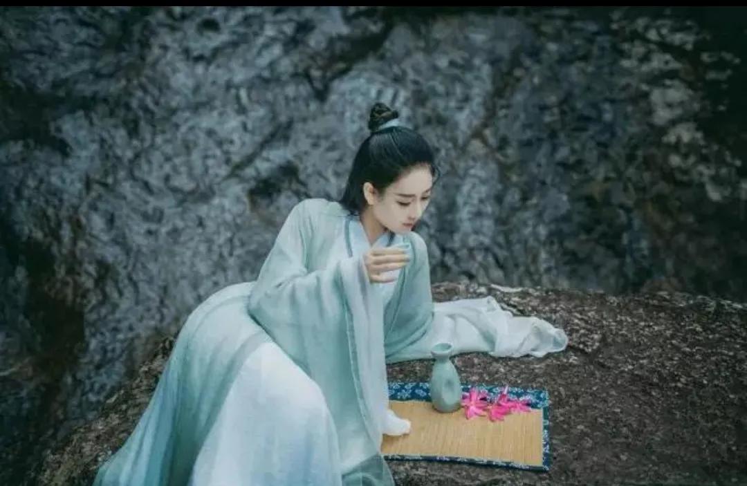 唯美走心的句子，像月亮和太阳，我们相隔千里，却在灵魂中交织