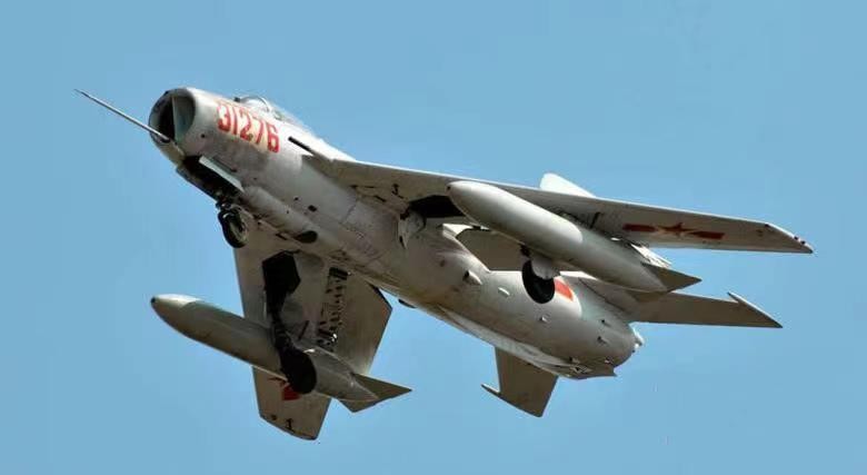 1977�� ������Ǯ��ɫ�����ķ�԰�� ��ʻ�Ƚ�ս���Ӵܶ԰�