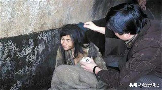 90年代被拐女大学生，以120元卖给光棍老汉，与牲畜同住17年