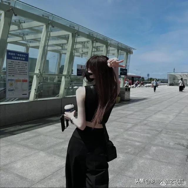 王心凌晒随拍在线求夸 穿高腰背心露纤细双臂侧颜美