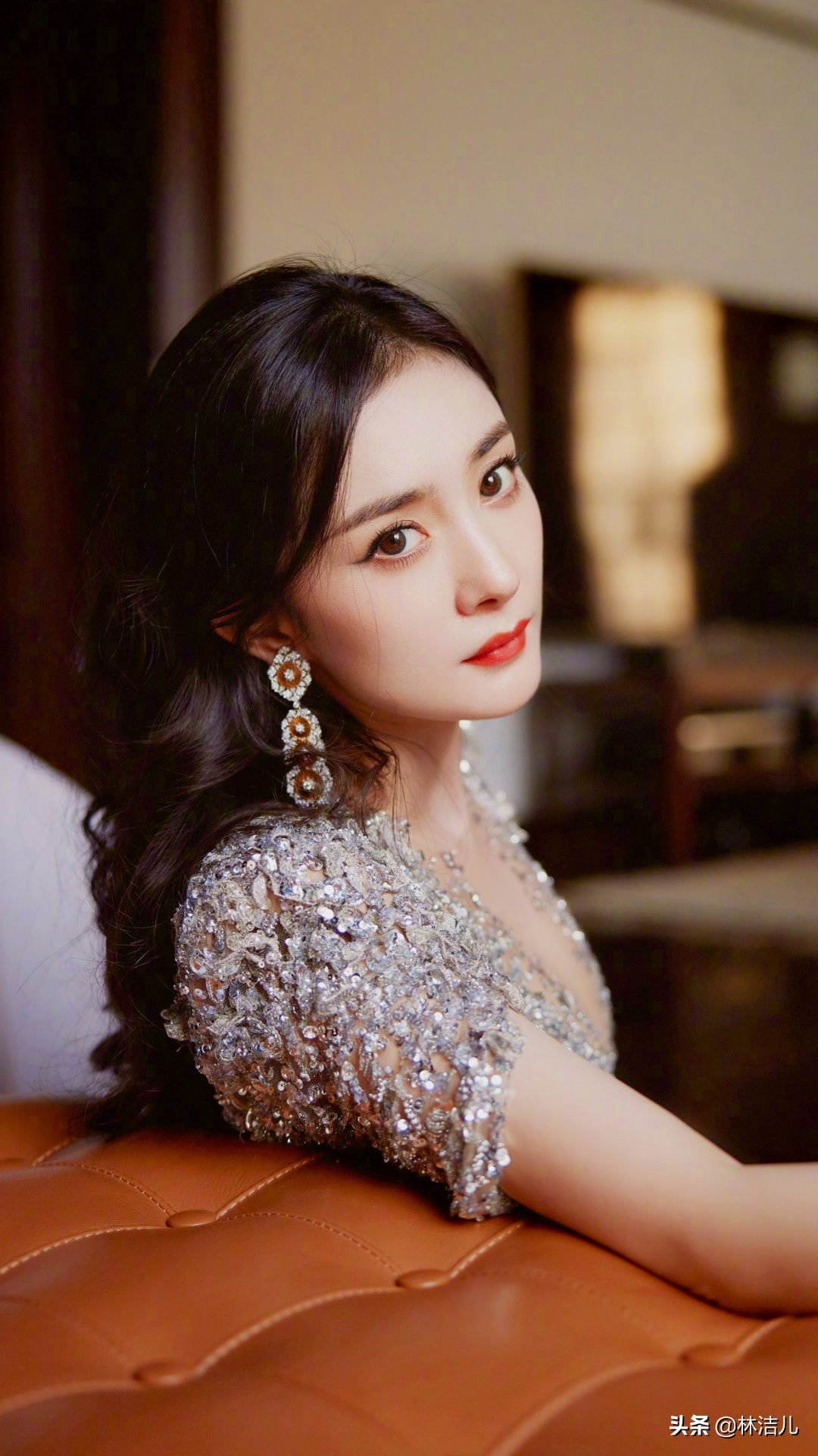 杨幂、白鹿的眼睛太美了，热巴却被眼下卡粉给坑惨，看起来老10岁