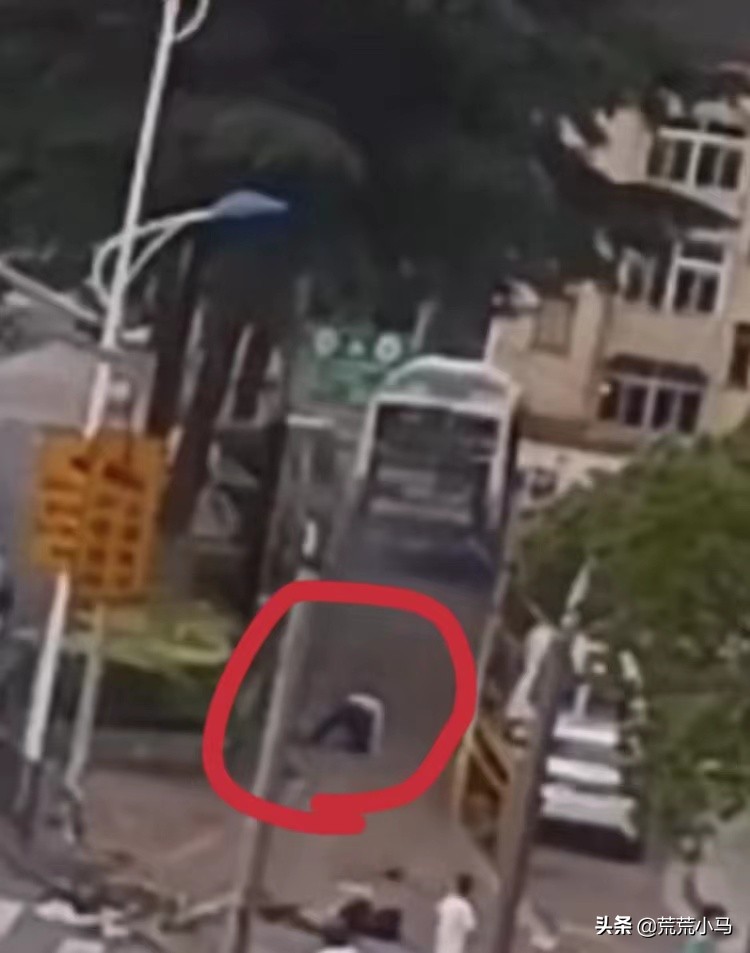 上海公交司机昏迷车辆坠河，快递小哥挺身而出，赞