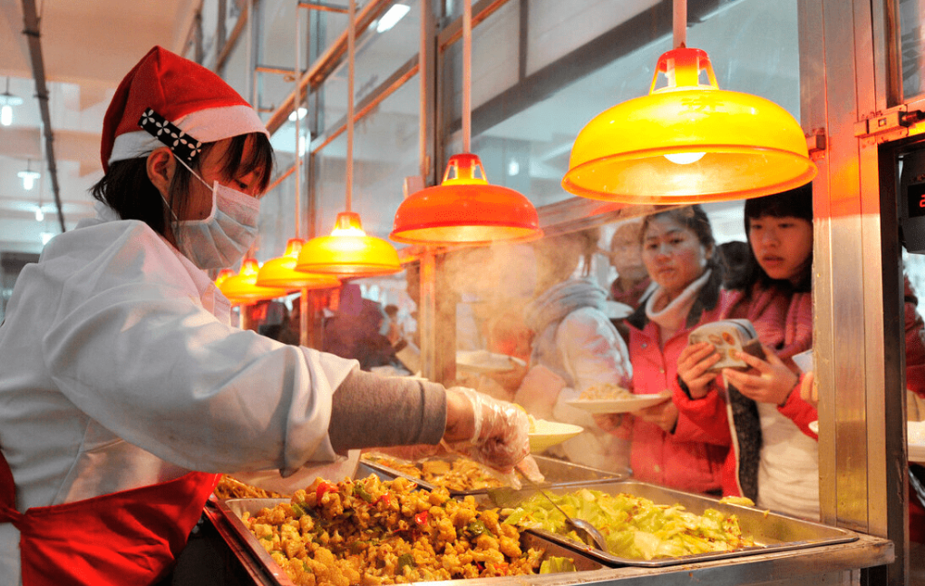 高校食堂出现“天花板”，英语单词成为亮点，食堂大妈手不抖了