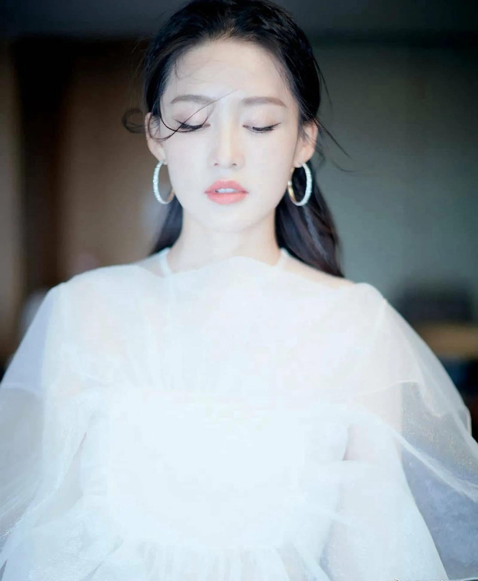 李沁白纱裙优雅恬静