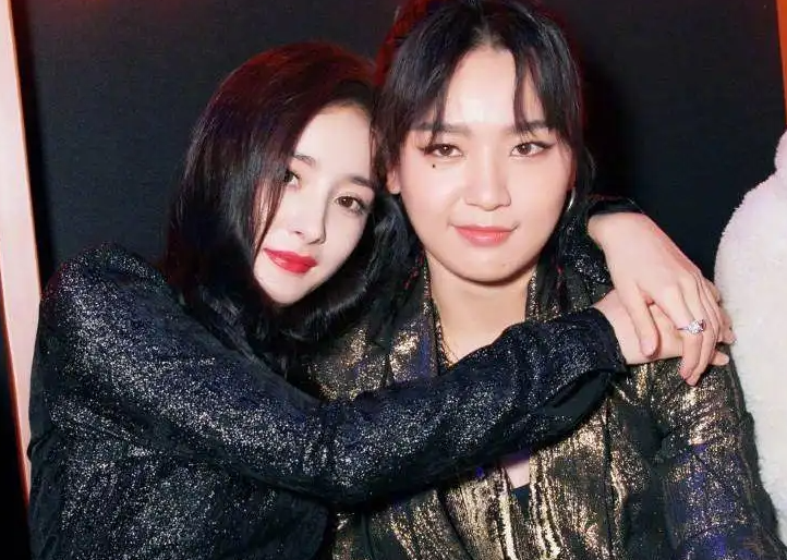 周雨彤、孙千再次合体，“签合同”重出江湖，美女贴贴就是养眼