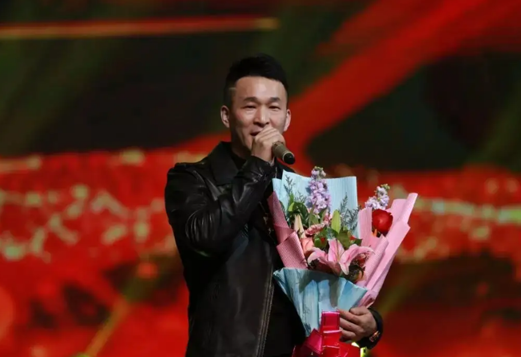 “旭日阳刚”分开11年后，刘刚搭档高进年入百万，王旭重回农村