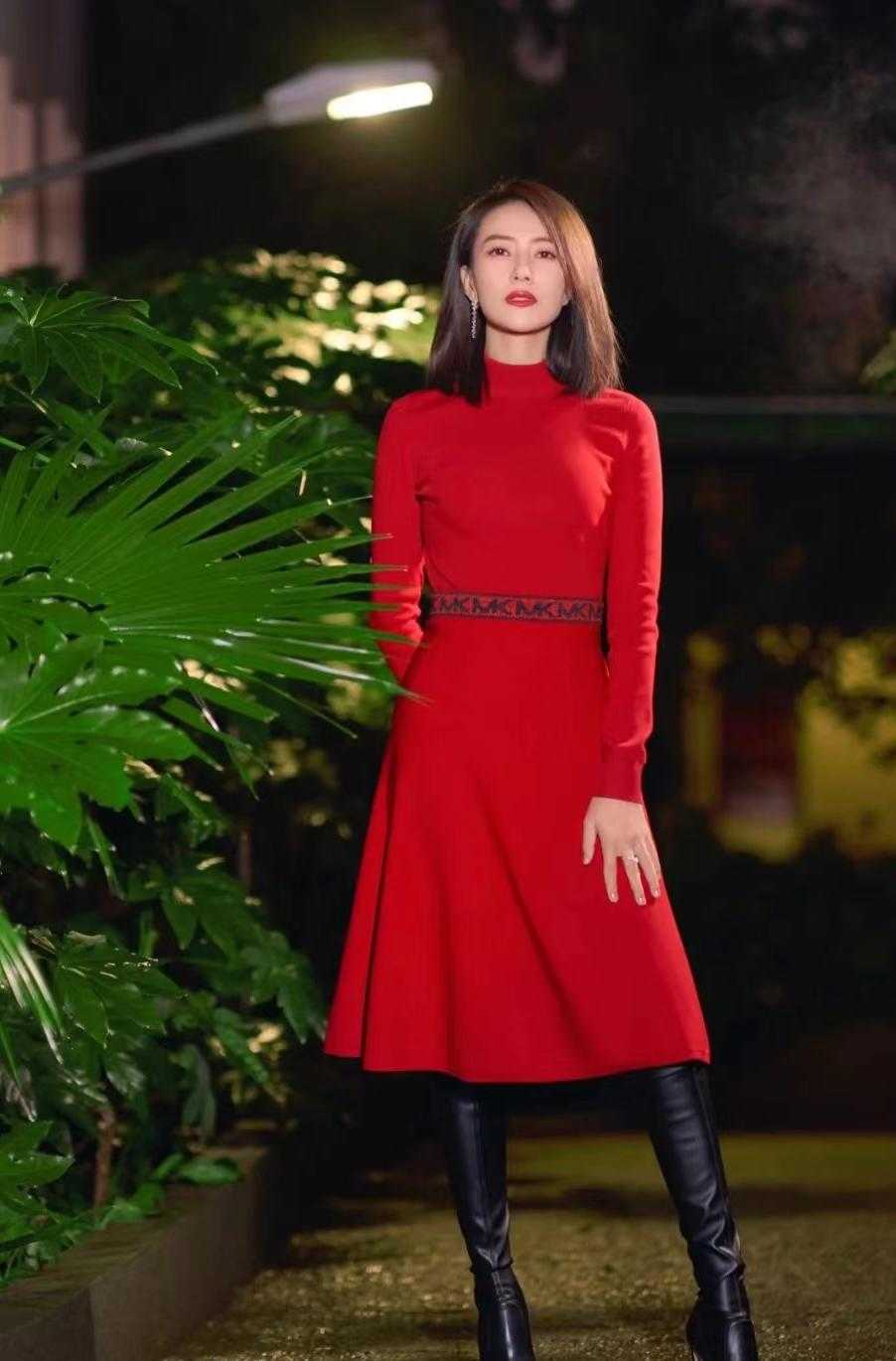 高圆圆新年穿搭太美了，穿红色连衣裙配长靴，美得精致高级